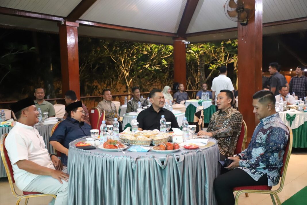 Bupati Parosil dan Wakil Bupati Pesisir Barat Ramah Tamah Dengan Pangdam XXI Raden Inten, Bupati Parosil dan Wakil Bupati Pesisir Barat Ramah Tamah Dengan Pangdam XXI Raden Inten,