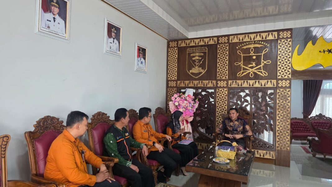 Parosil Imbau Warga Lampung Barat Beri Data Jujur Saat Petugas Sensus Ekonomi Datang. Parosil Imbau Warga Lampung Barat Beri Data Jujur Saat Petugas Sensus Ekonomi Datang.