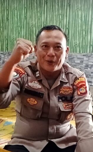 Bhabinkamtibmas Aiptu Pahrulrozi Perkuat Sinergi Bersama Persatuan Wartawan Lampung Barat Bhabinkamtibmas Aiptu Pahrulrozi Perkuat Sinergi Bersama Persatuan Wartawan Lampung Barat