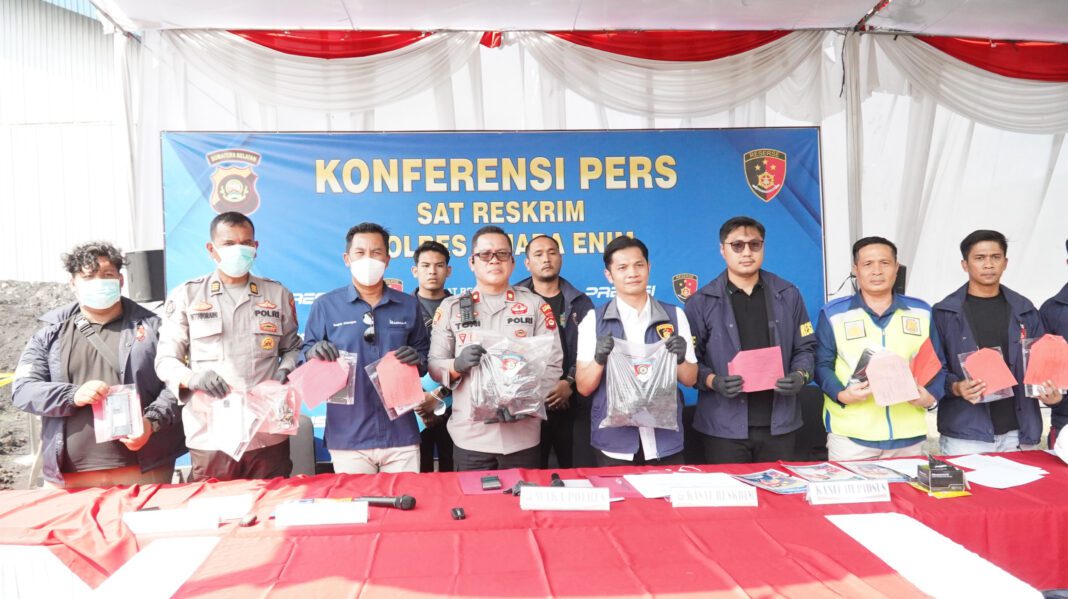 Polda Sumsel Selamatkan Negara: Potensi Kerugian Rp95,9 Miliar, 11 Pelaku Tambang Ilegal Muara Enim Ditangkap Polda Sumsel Selamatkan Negara: Potensi Kerugian Rp95,9 Miliar, 11 Pelaku Tambang Ilegal Muara Enim Ditangkap