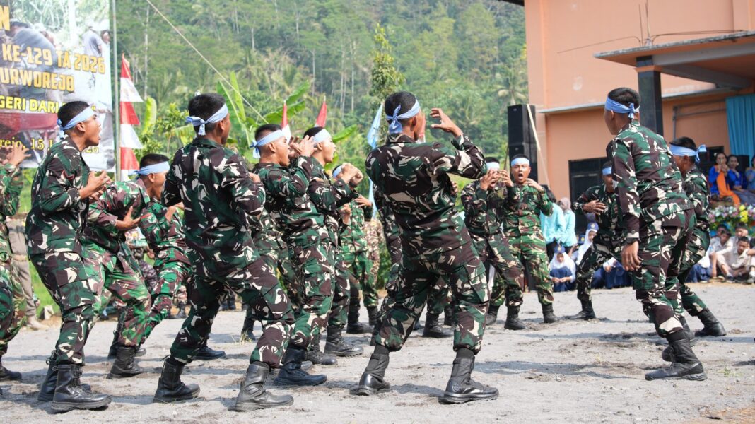 Yel-Yel Kobarkan Semangat Satgas TMMD Reguler Kodim 0708 Purworejo Bangun Desa Watuduwur Yel-Yel Kobarkan Semangat Satgas TMMD Reguler Kodim 0708 Purworejo Bangun Desa Watuduwur