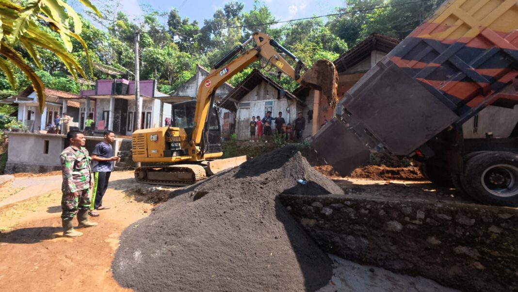 Pengerjaan Jalan TMMD Reguler Ke-129 di Watuduwur Tidak Ada Kendala. Pengerjaan Jalan TMMD Reguler Ke-129 di Watuduwur Tidak Ada Kendala.