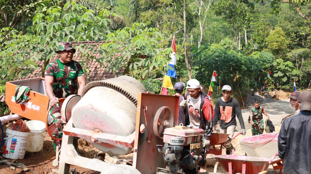 Handal Operasikan Molen, Sertu Sugiyanto Pastikan Kualitas Adukan Beton TMMD Reguler Ke-129 Handal Operasikan Molen, Sertu Sugiyanto Pastikan Kualitas Adukan Beton TMMD Reguler Ke-129