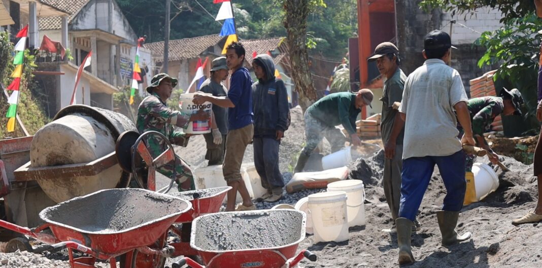 Medan Naik Turun Tak Surutkan Semangat Satgas TMMD Reguler ke-129 Kodim 0708 Purworejo Medan Naik Turun Tak Surutkan Semangat Satgas TMMD Reguler ke-129 Kodim 0708 Purworejo