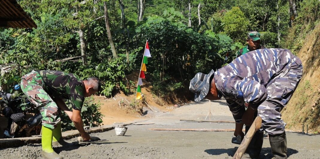 Prajurit TNI AL Turut Ambil Bagian dalam Pembangunan Jalan TMMD Reguler Ke-129 di Desa Watuduwur Prajurit TNI AL Turut Ambil Bagian dalam Pembangunan Jalan TMMD Reguler Ke-129 di Desa Watuduwur