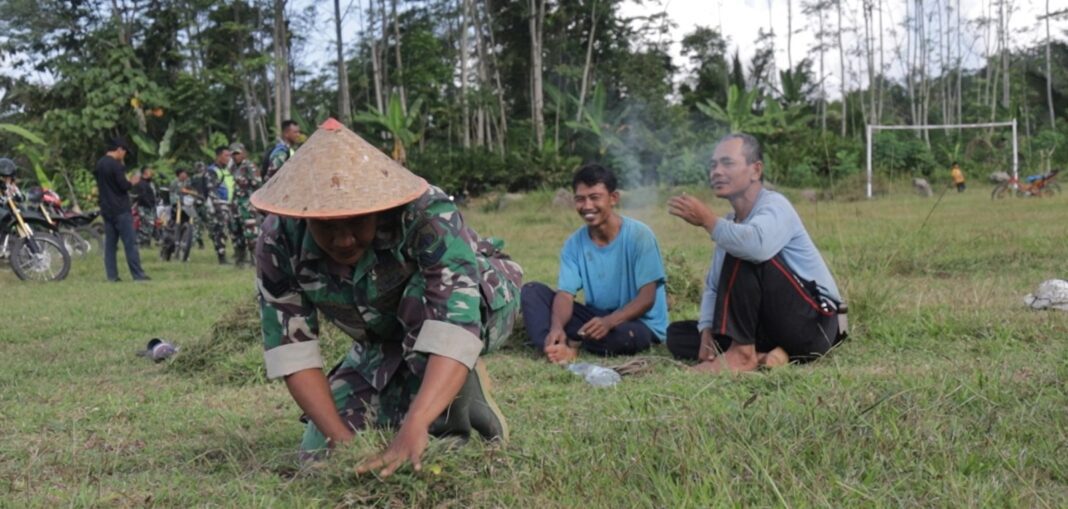 Wujud Kemanunggalan TNI dan Rakyat, Satgas TMMD Bantu Warga Cari Pakan Ternak Wujud Kemanunggalan TNI dan Rakyat, Satgas TMMD Bantu Warga Cari Pakan Ternak