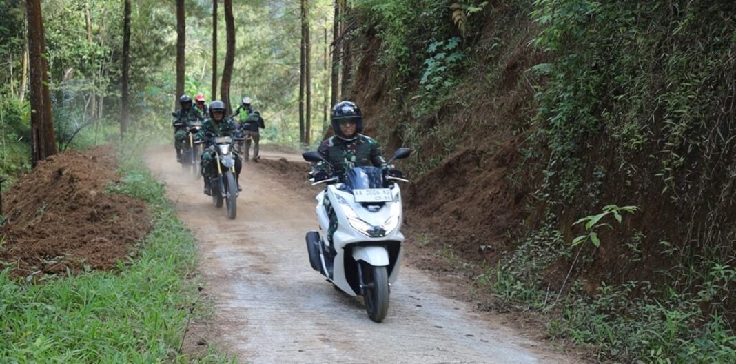 Medan Ekstrem Tak Surutkan Semangat, Dansatgas TMMD Reguler Ke-129 Tinjau Sasaran Fisik dengan Sepeda Motor Medan Ekstrem Tak Surutkan Semangat, Dansatgas TMMD Reguler Ke-129 Tinjau Sasaran Fisik dengan Sepeda Motor