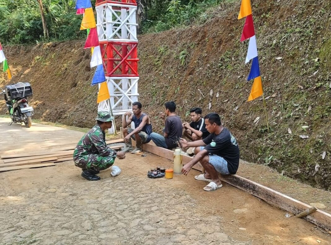 Duduk Santai Satgas TMMD dan Warga, Pererat Kebersamaan demi Sukseskan Pembangunan Jalan di Watuduwur Duduk Santai Satgas TMMD dan Warga, Pererat Kebersamaan demi Sukseskan Pembangunan Jalan di Watuduwur