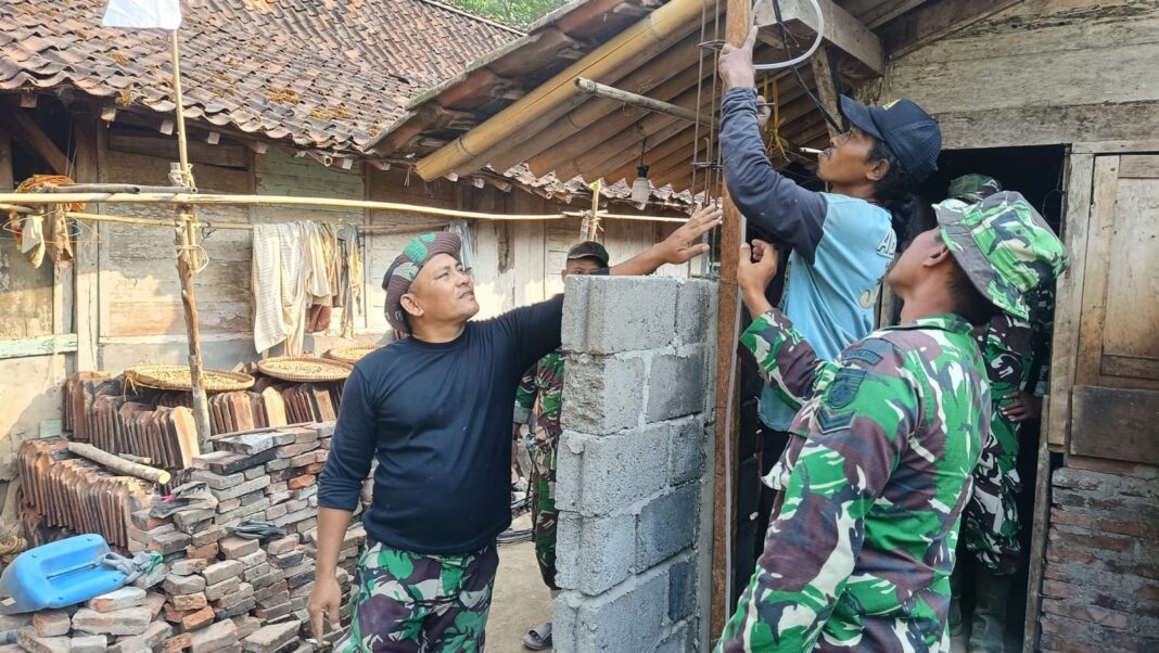 Sentuhan Tangan Prajurit TMMD, Rumah Impian Mahyadi Mulai Berdiri di Watuduwur Sentuhan Tangan Prajurit TMMD, Rumah Impian Mahyadi Mulai Berdiri di Watuduwur