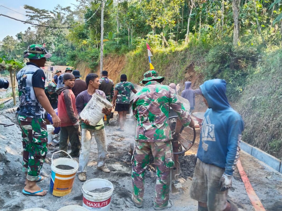 Semangat Gotong Royong Tak Pernah Padam, Satgas TMMD dan Warga Kompak Kebut Pengecoran Jalan di Watuduwur Semangat Gotong Royong Tak Pernah Padam, Satgas TMMD dan Warga Kompak Kebut Pengecoran Jalan di Watuduwur