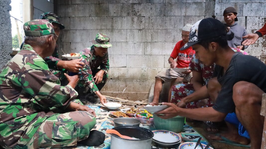 Sepiring Kebersamaan di TMMD 129 Purworejo, Satgas dan Warga Makan Bersama Penuh Keakraban Sepiring Kebersamaan di TMMD 129 Purworejo, Satgas dan Warga Makan Bersama Penuh Keakraban