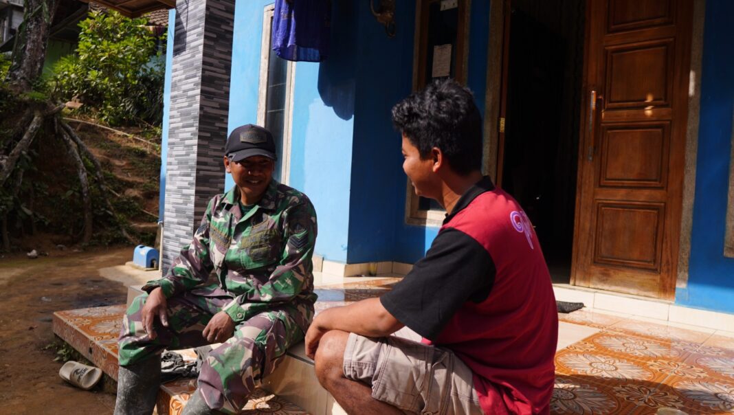 Satgas TMMD 129 Desa Watuduwur Sapa Warga, Hadirkan Kehangatan di Tengah Pembangunan Satgas TMMD 129 Desa Watuduwur Sapa Warga, Hadirkan Kehangatan di Tengah Pembangunan