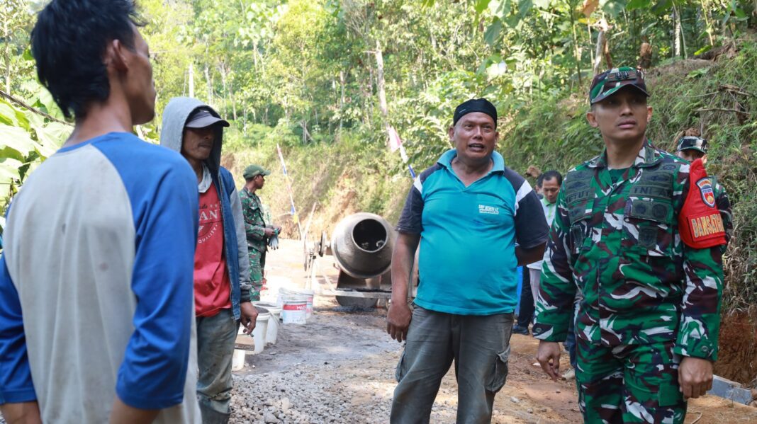 Dansatgas TMMD 129 Turun ke Lokasi, Cek Progres Pembangunan Rabat Beton di Watuduwur Dansatgas TMMD 129 Turun ke Lokasi, Cek Progres Pembangunan Rabat Beton di Watuduwur