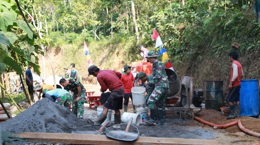 Dengan Penuh Dedikasi, Satgas TMMD Reguler Ke-129 Wujudkan Impian Masyarakat Desa Watuduwur Dengan Penuh Dedikasi, Satgas TMMD Reguler Ke-129 Wujudkan Impian Masyarakat Desa Watuduwur