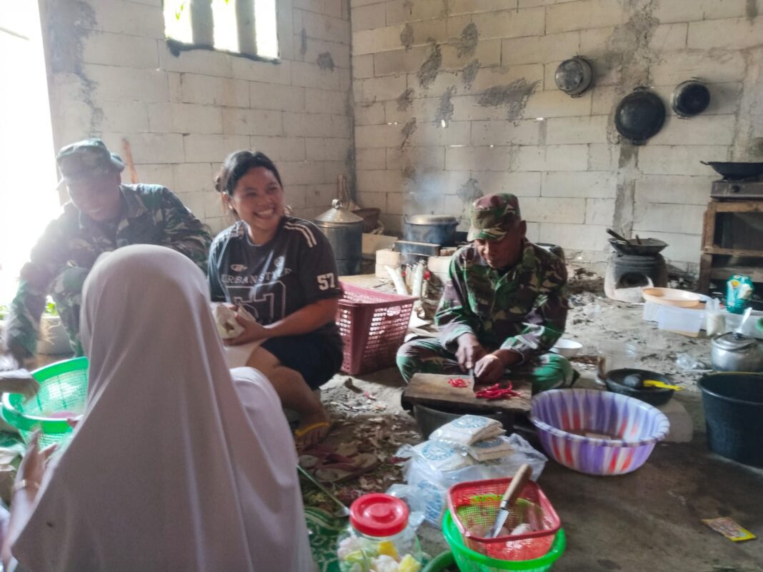Tak Hanya di Medan Pekerjaan, Satgas TMMD Kodim 0708 Purworejo Turun Tangan Bantu Ibu-Ibu di Dapur Tak Hanya di Medan Pekerjaan, Satgas TMMD Kodim 0708 Purworejo Turun Tangan Bantu Ibu-Ibu di Dapur