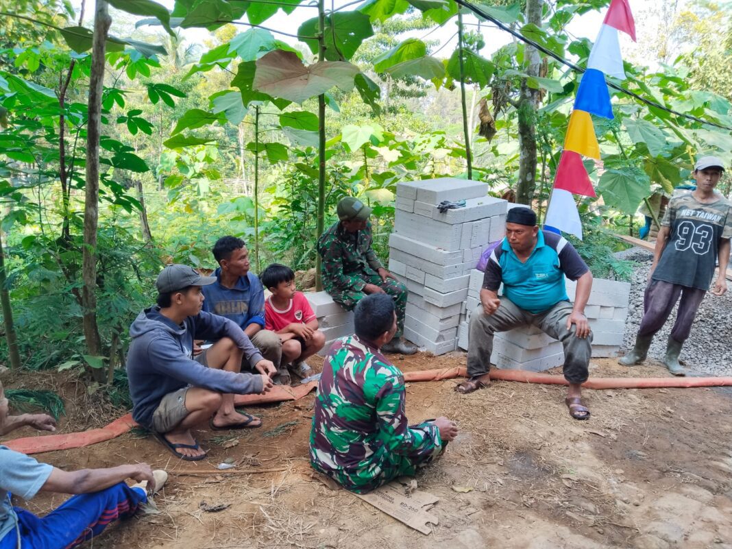 Keakraban Satgas TMMD dan Warga Watuduwur, Istirahat yang Menyatukan Hati Keakraban Satgas TMMD dan Warga Watuduwur, Istirahat yang Menyatukan Hati