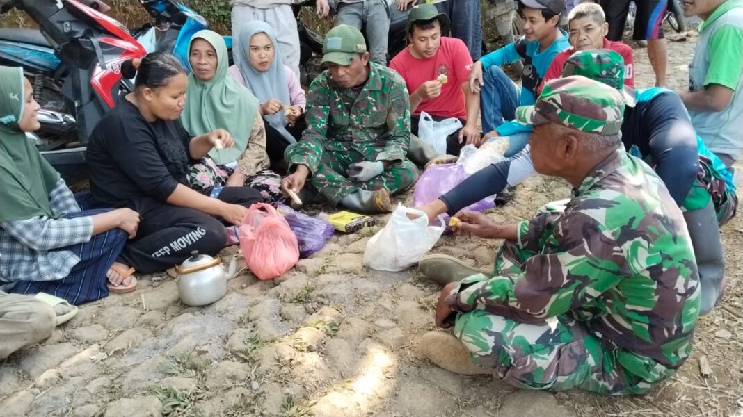 Hangatnya Kebersamaan Satgas TMMD dan Warga, Nikmati Kuliner Khas Watuduwur di Tengah Pengabdian Hangatnya Kebersamaan Satgas TMMD dan Warga, Nikmati Kuliner Khas Watuduwur di Tengah Pengabdian