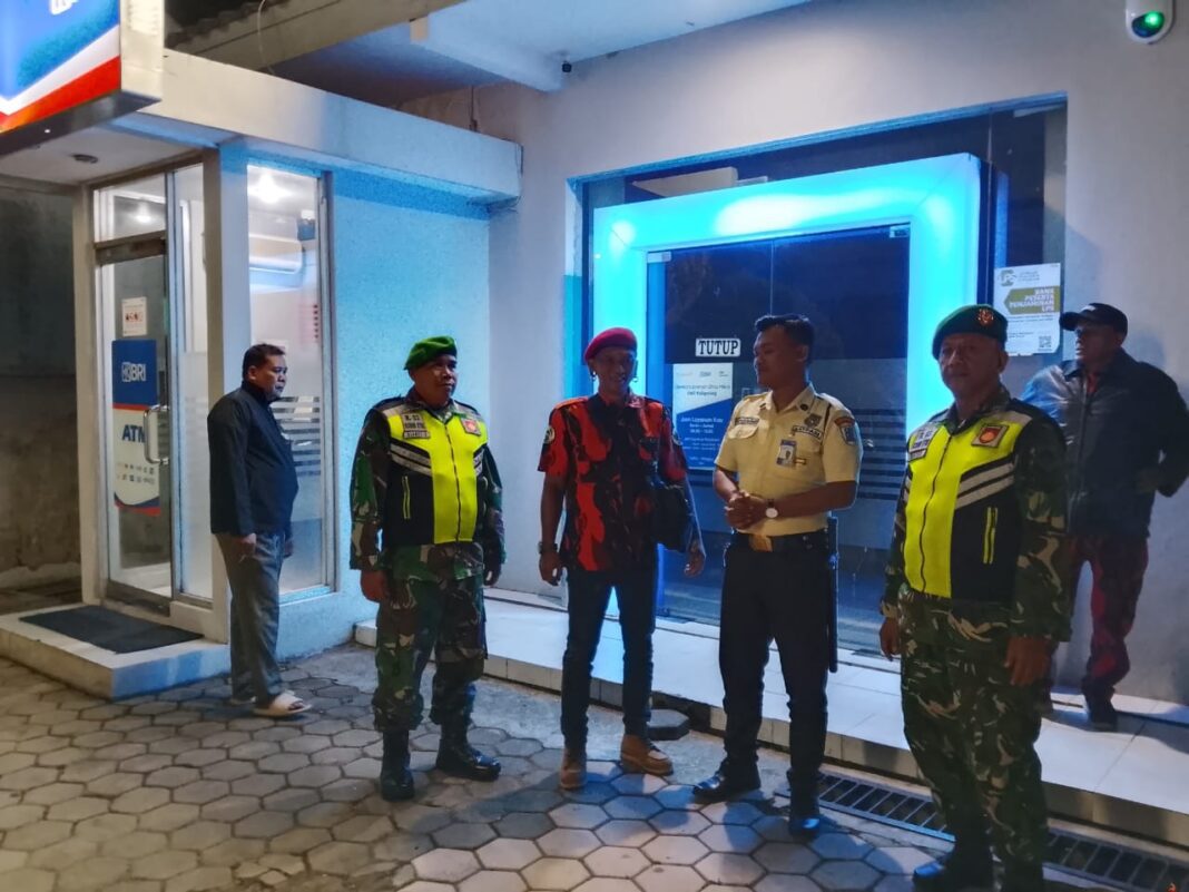 SERKA BAYU BABINSA KORAMIL 11/LOANO PATROLI KEAMANAN , WUJUD KEPEDULIAN TNI KEPADA MASYARAKAT SERKA BAYU BABINSA KORAMIL 11/LOANO PATROLI KEAMANAN , WUJUD KEPEDULIAN TNI KEPADA MASYARAKAT
