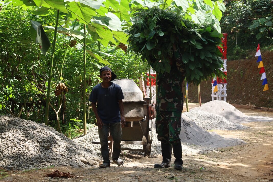 Kopda Eka Anggota Satgas TMMD Reguler 129 Ringankan Beban Warga, Bantu Angkut Rumput Pakan Ternak Kopda Eka Anggota Satgas TMMD Reguler 129 Ringankan Beban Warga, Bantu Angkut Rumput Pakan Ternak