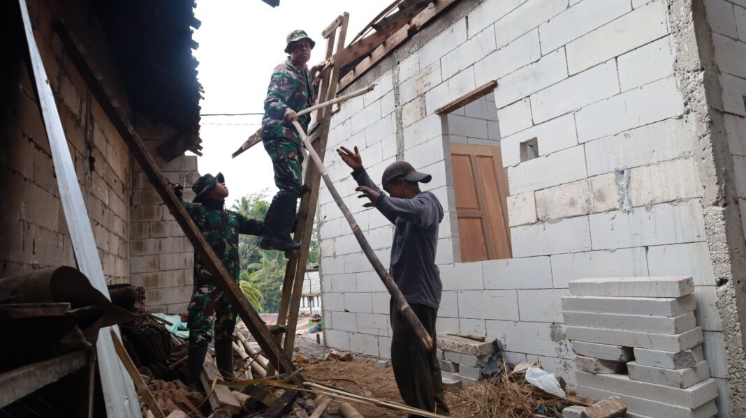 Rumah Impian Mulai Terwujud, RTLH Milik Rohman Kini Memasuki Tahap Pemasangan Atap Genteng Rumah Impian Mulai Terwujud, RTLH Milik Rohman Kini Memasuki Tahap Pemasangan Atap Genteng