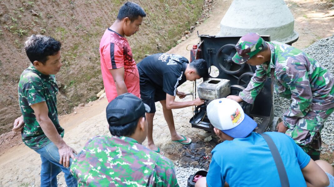 Mesin Molen Sempat Rusak, Satgas TMMD dan Warga Bergerak Cepat Demi Kelancaran Pengecoran Jalan Mesin Molen Sempat Rusak, Satgas TMMD dan Warga Bergerak Cepat Demi Kelancaran Pengecoran Jalan
