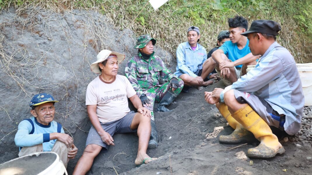 Sentuhan Kasih Ibu-Ibu Watuduwur, Hangatkan Semangat Satgas TMMD di Lokasi Pengecoran Jalan Sentuhan Kasih Ibu-Ibu Watuduwur, Hangatkan Semangat Satgas TMMD di Lokasi Pengecoran Jalan