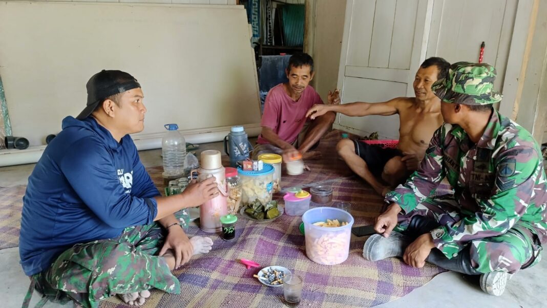 Canda dan Cerita di Lokasi TMMD, Satgas dan Warga Watuduwur Kian Akrab Canda dan Cerita di Lokasi TMMD, Satgas dan Warga Watuduwur Kian Akrab