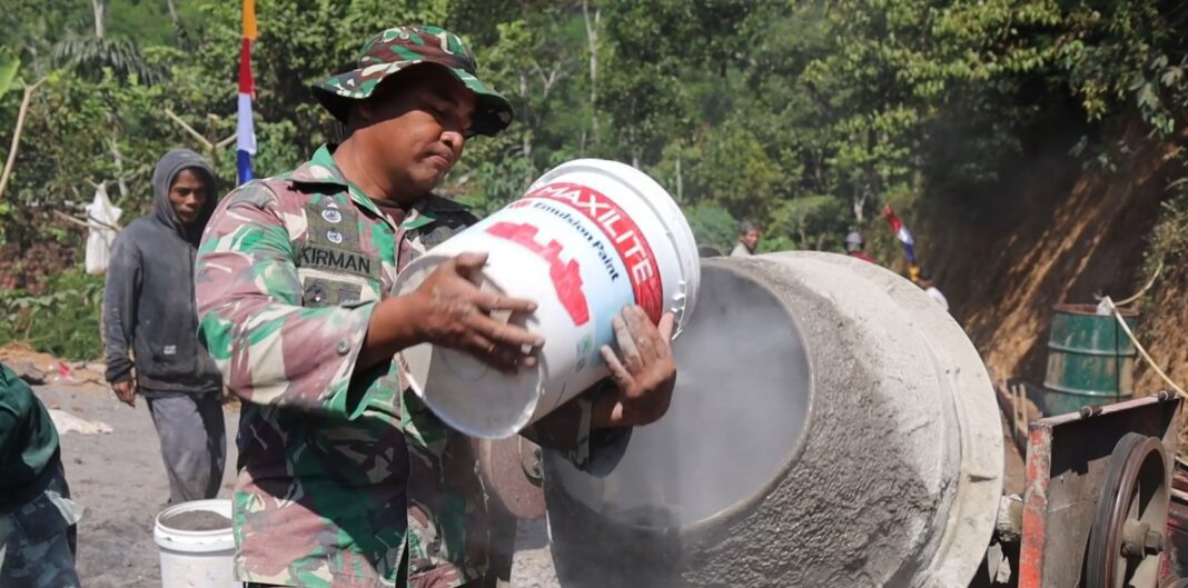 Operasi Molen Tanpa Henti, Kunci Sukses Pengecoran Jalan TMMD Reguler 129 di Watuduwur Operasi Molen Tanpa Henti, Kunci Sukses Pengecoran Jalan TMMD Reguler 129 di Watuduwur