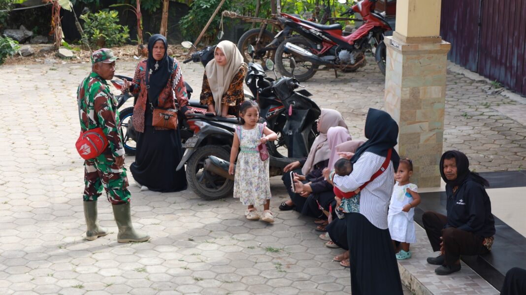 Hangatnya Kebersamaan Satgas TMMD dan Warga Watuduwur, Komsos Jadi Jembatan Pengabdian TNI Hangatnya Kebersamaan Satgas TMMD dan Warga Watuduwur, Komsos Jadi Jembatan Pengabdian TNI