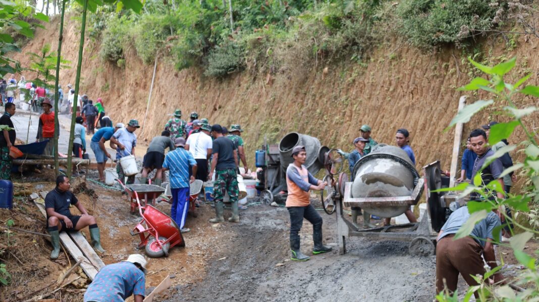 Semangat Gotong Royong Tak Pernah Surut, Satgas TMMD dan Warga Kebut Pembangunan di Watuduwur Semangat Gotong Royong Tak Pernah Surut, Satgas TMMD dan Warga Kebut Pembangunan di Watuduwur