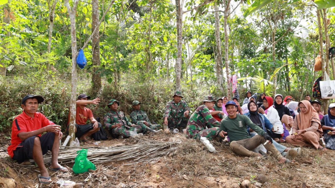 Duduk Bersama di Tengah TMMD, Wujud Nyata Kemanunggalan TNI dan Rakyat di Watuduwur Duduk Bersama di Tengah TMMD, Wujud Nyata Kemanunggalan TNI dan Rakyat di Watuduwur