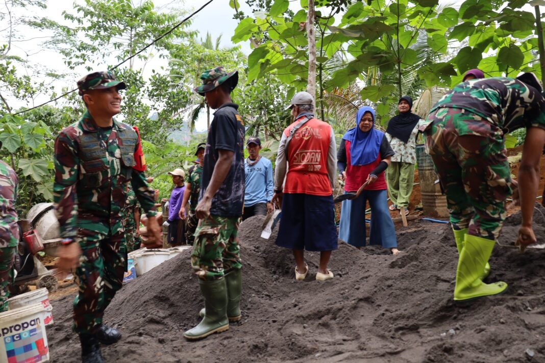 Semangat Gotong Royong Bergema di Watuduwur, Dansatgas TMMD Apresiasi Antusiasme Warga Semangat Gotong Royong Bergema di Watuduwur, Dansatgas TMMD Apresiasi Antusiasme Warga
