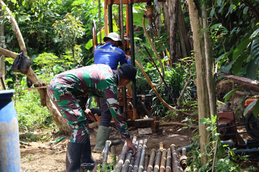 Tak Gentar Hadapi Batu, Satgas TMMD Terus Berjuang Wujudkan Sumur Bor untuk Air Bersih Warga Watuduwur Tak Gentar Hadapi Batu, Satgas TMMD Terus Berjuang Wujudkan Sumur Bor untuk Air Bersih Warga Watuduwur