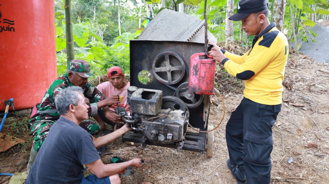 Mesin Molen Sempat Rusak, Kekompakan TNI, Polri, dan Warga Jadi Kunci TMMD Tetap Berjalan Mesin Molen Sempat Rusak, Kekompakan TNI, Polri, dan Warga Jadi Kunci TMMD Tetap Berjalan
