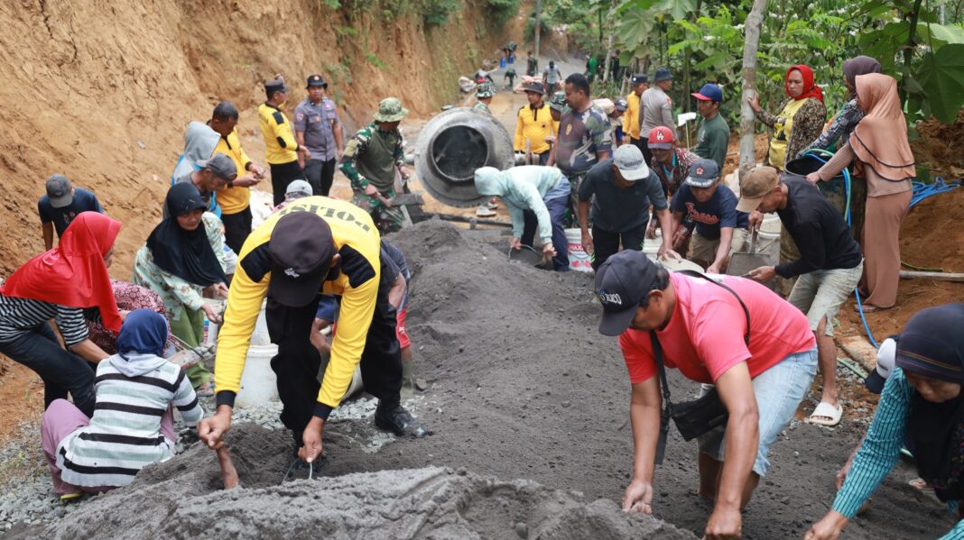 Polsek Bruno Ambil Bagian di TMMD Reguler 129, Wujudkan Sinergi TNI-Polri Membangun Desa Polsek Bruno Ambil Bagian di TMMD Reguler 129, Wujudkan Sinergi TNI-Polri Membangun Desa