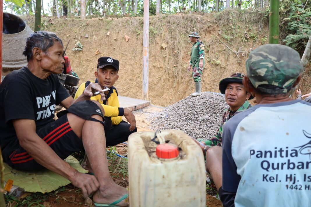 Sinergitas TNI-Polri di TMMD Reguler 129 Kian Erat, Bangun Desa Sambil Perkuat Kebersamaan dengan Warga Sinergitas TNI-Polri di TMMD Reguler 129 Kian Erat, Bangun Desa Sambil Perkuat Kebersamaan dengan Warga