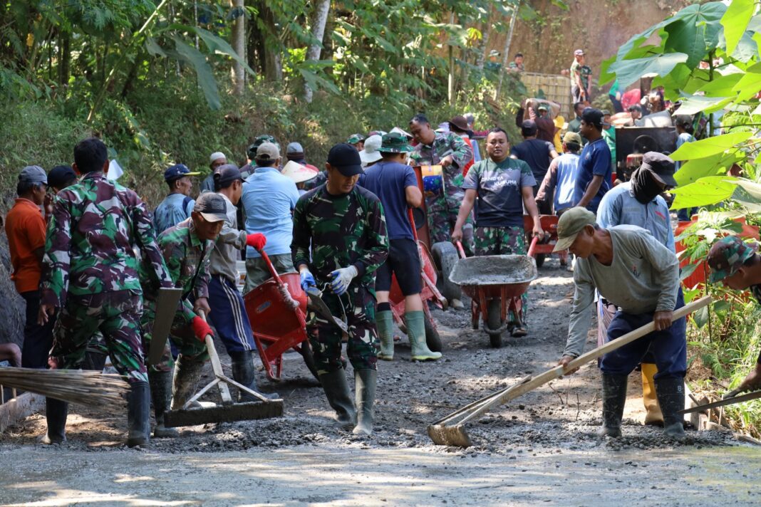 Tinjau Lokasi TMMD, Dansatgas Ingatkan Satgas dan Warga Jaga Kesehatan Demi Kelancaran Pembangunan Tinjau Lokasi TMMD, Dansatgas Ingatkan Satgas dan Warga Jaga Kesehatan Demi Kelancaran Pembangunan