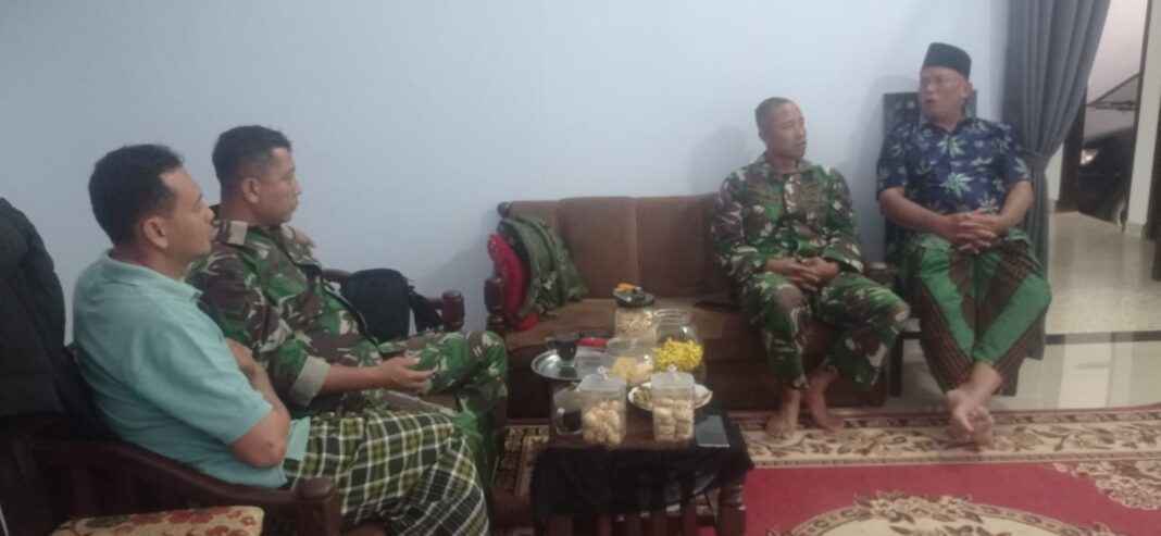 Usai Sholat Jumat, Satgas TMMD Pererat Silaturahmi dengan Warga Desa Watuduwur Usai Sholat Jumat, Satgas TMMD Pererat Silaturahmi dengan Warga Desa Watuduwur