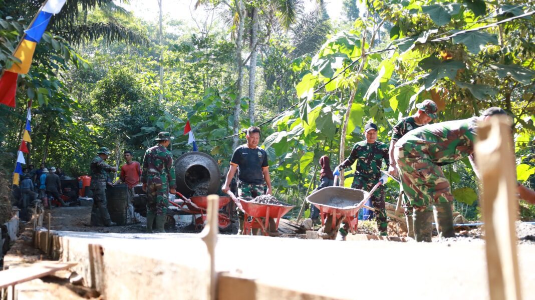 Hari Libur Tak Surutkan Semangat, Warga Kian Antusias Gotong Royong Bersama Satgas TMMD Hari Libur Tak Surutkan Semangat, Warga Kian Antusias Gotong Royong Bersama Satgas TMMD