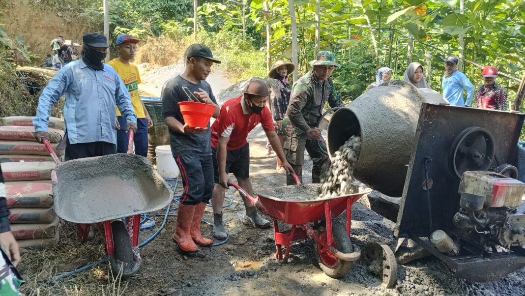 Pemilik Tenaga Kuda”, Sertu Sukirman Tak Kenal Lelah Operasikan Mesin Molen di TMMD Reguler 129 Pemilik Tenaga Kuda”, Sertu Sukirman Tak Kenal Lelah Operasikan Mesin Molen di TMMD Reguler 129