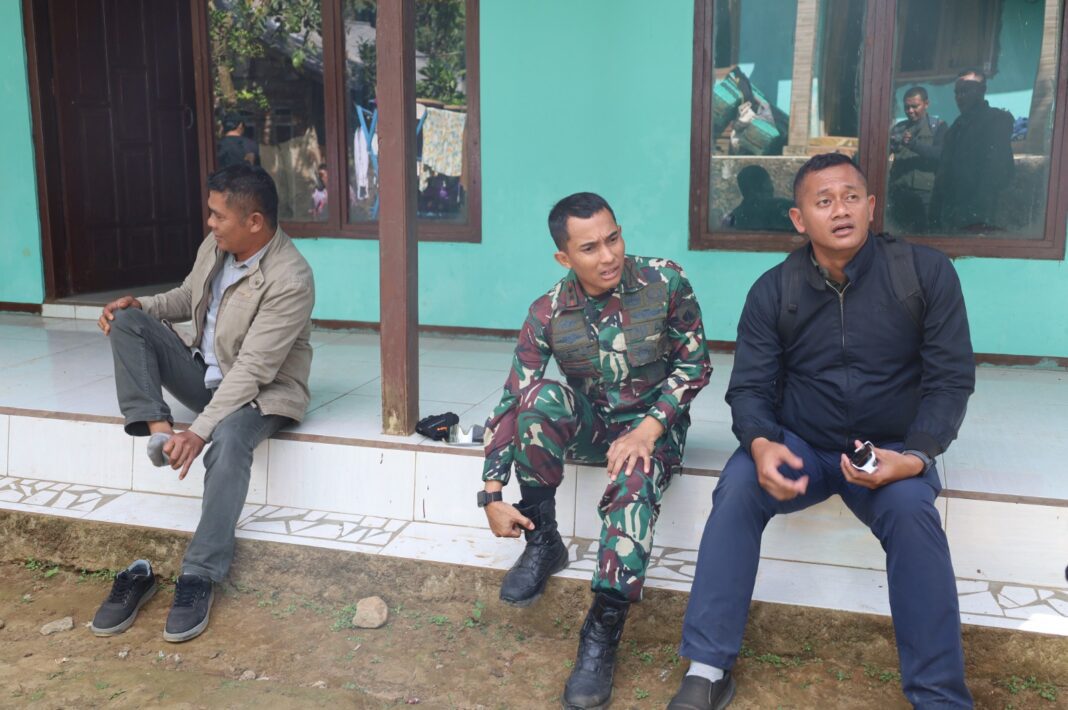 Di Tengah Kesibukan TMMD, Dansatgas Tetap Utamakan Ibadah Sholat Lima Waktu Di Tengah Kesibukan TMMD, Dansatgas Tetap Utamakan Ibadah Sholat Lima Waktu