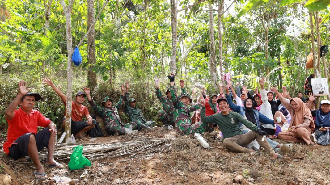 Capek Terbayar Kebersamaan, Tawa Satgas TMMD dan Warga Warnai Pengecoran Jalan Capek Terbayar Kebersamaan, Tawa Satgas TMMD dan Warga Warnai Pengecoran Jalan