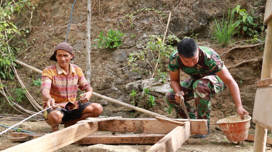 Pembuatan Kusen Jendela RTLH Milik Kijo, Satgas TMMD dan Warga Bergotong Royong Pembuatan Kusen Jendela RTLH Milik Kijo, Satgas TMMD dan Warga Bergotong Royong