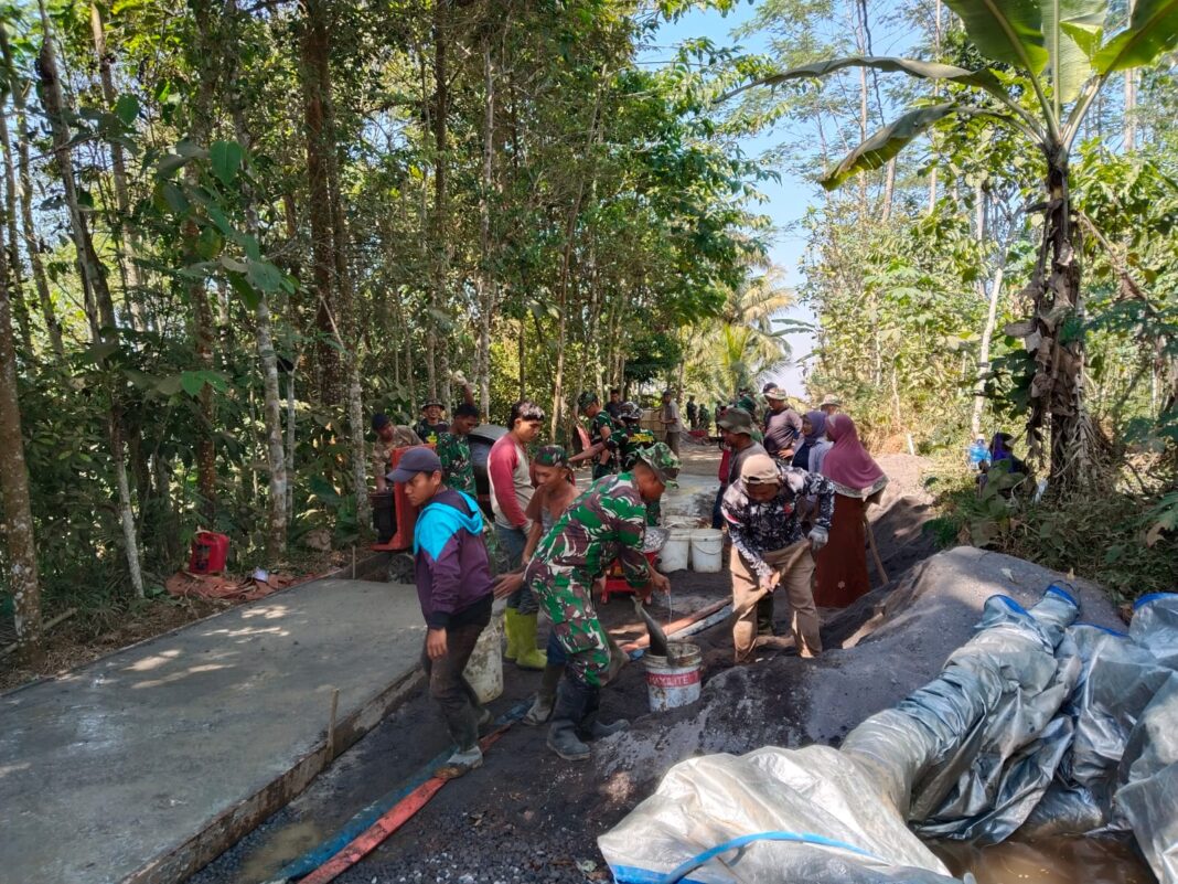 Semangat Gotong Royong Lintas Kabupaten, Warga Kalibawang Turut Sukseskan TMMD Reguler 129 Semangat Gotong Royong Lintas Kabupaten, Warga Kalibawang Turut Sukseskan TMMD Reguler 129