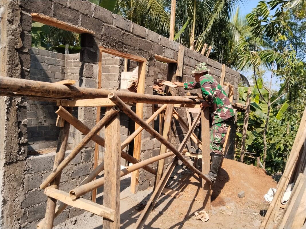 Capai 50 Persen, Pembangunan RTLH Milik Sariyem Terus Dikebut Satgas TMMD Capai 50 Persen, Pembangunan RTLH Milik Sariyem Terus Dikebut Satgas TMMD