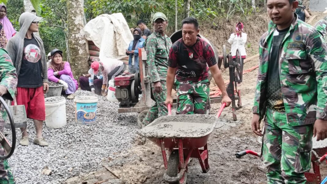 TMMD Reguler 129 Wujudkan Semangat Gotong Royong dan Kemanunggalan TNI-Rakyat TMMD Reguler 129 Wujudkan Semangat Gotong Royong dan Kemanunggalan TNI-Rakyat