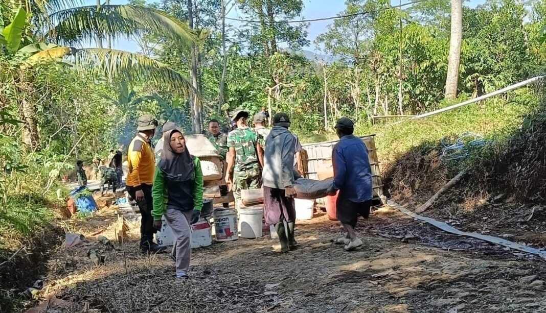 Mengukir Kebersamaan di Jalan TMMD, TNI, Polri dan Masyarakat Jadi Satu Kekuatan Mengukir Kebersamaan di Jalan TMMD, TNI, Polri dan Masyarakat Jadi Satu Kekuatan