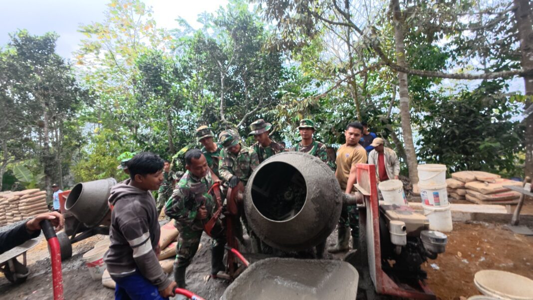 Hidrolik Molen Bermasalah, Satgas TMMD Tetap Semangat Tuangkan Material Secara Manual Hidrolik Molen Bermasalah, Satgas TMMD Tetap Semangat Tuangkan Material Secara Manual