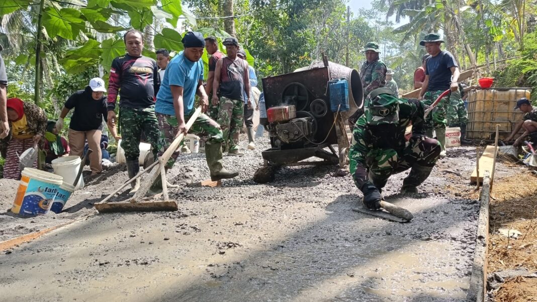 Kreativitas Satgas TMMD Manfaatkan Alat Sederhana untuk Ratakan Material Pengecoran Kreativitas Satgas TMMD Manfaatkan Alat Sederhana untuk Ratakan Material Pengecoran
