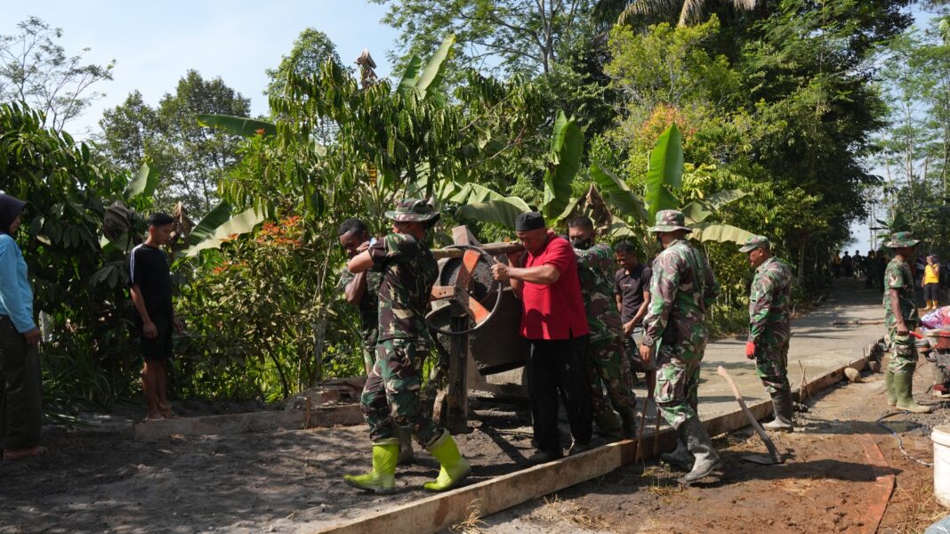 Pikul Mesin Molen, Semangat Pantang Menyerah Satgas , Demi Pembangunan Jalan Desa Pikul Mesin Molen, Semangat Pantang Menyerah Satgas , Demi Pembangunan Jalan Desa